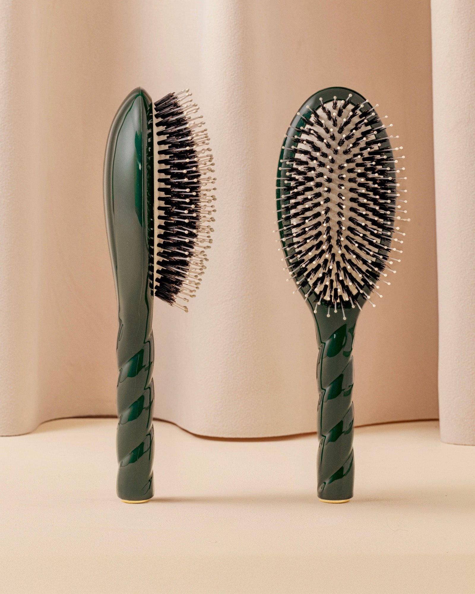 N.03 the Gentle Scalp Care the Essential Softness Brush Emerald Green