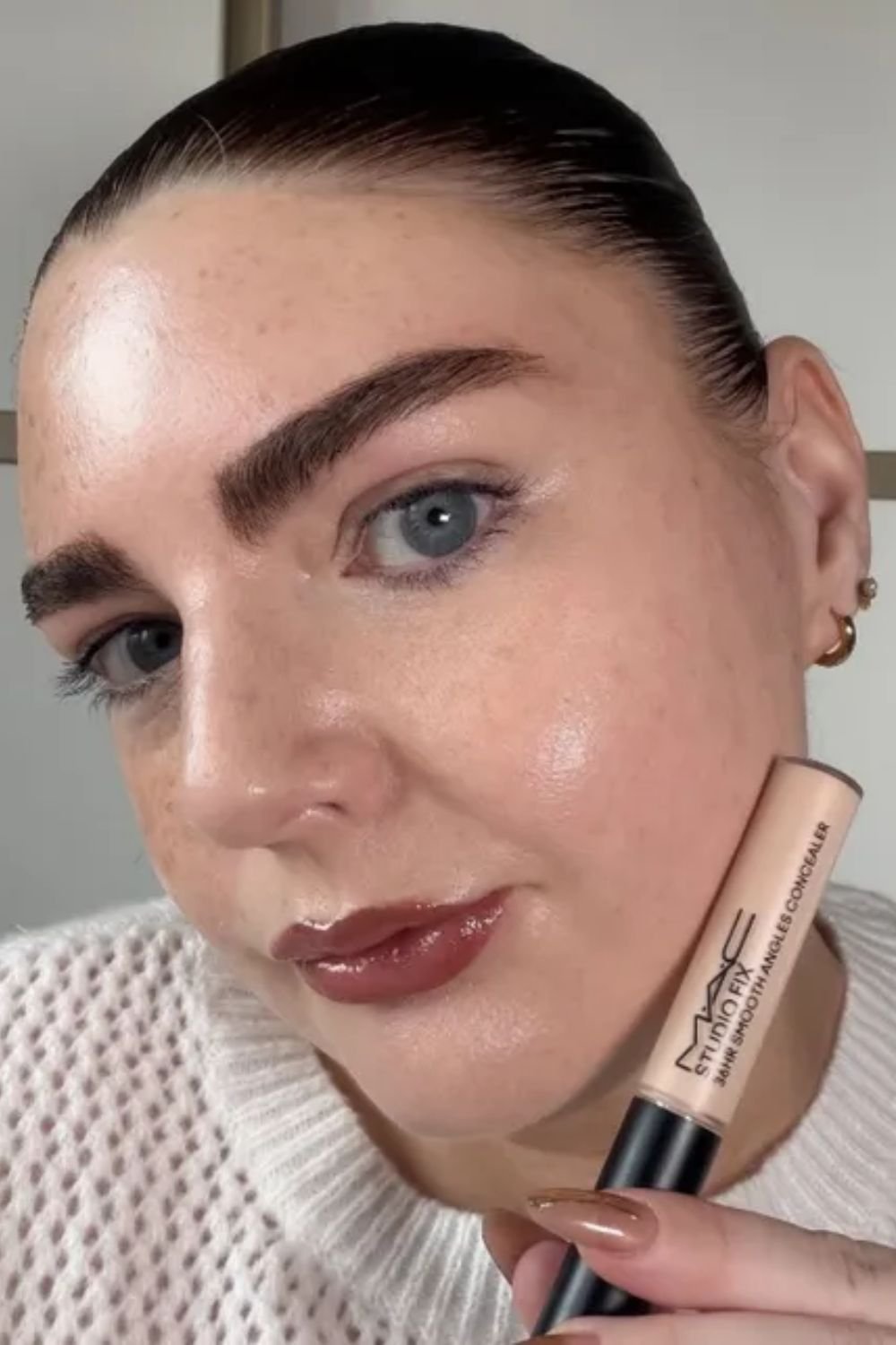 Laura Pearson with the MAC Studio Fix 36HR Smooth Angles Concealer blended