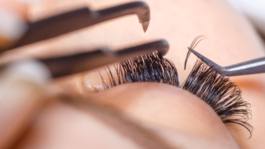 AI Lash Extensions: Are Robot Lash Techs the Future?